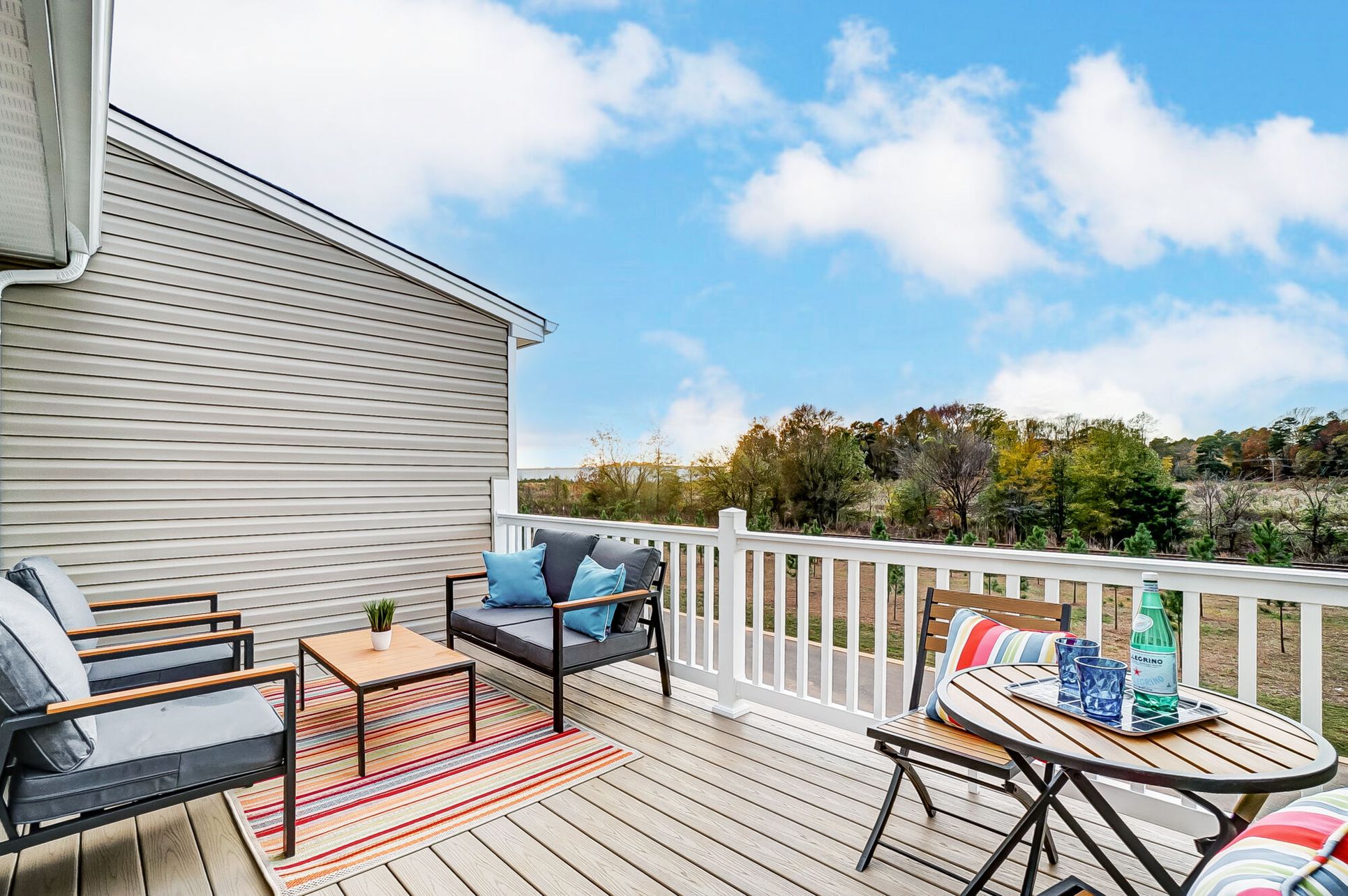 Exterior:Balcony off nook
