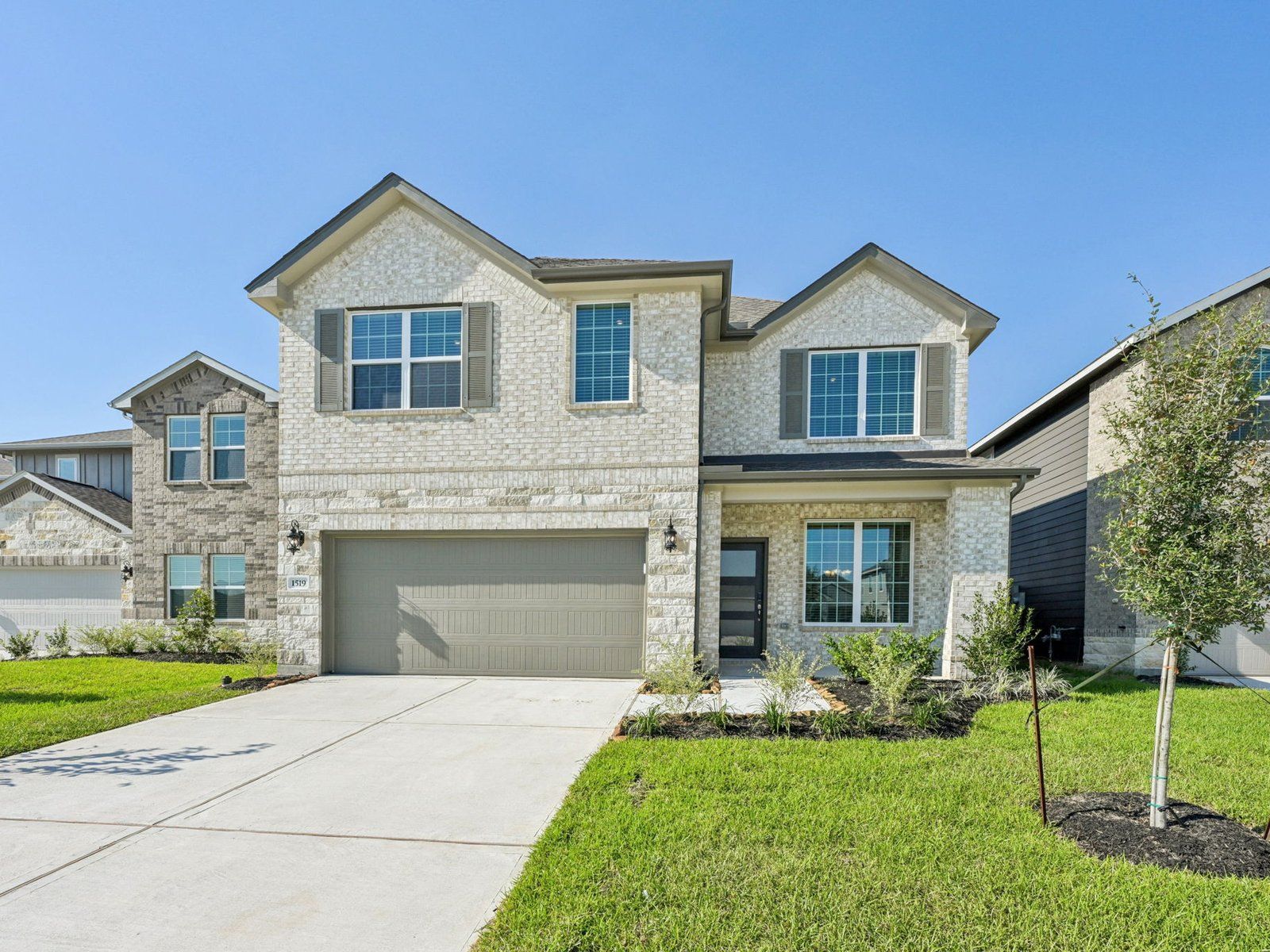 Front Exterior:The Texoma floorplan in Glendale Lakes of Rosharon, TX.