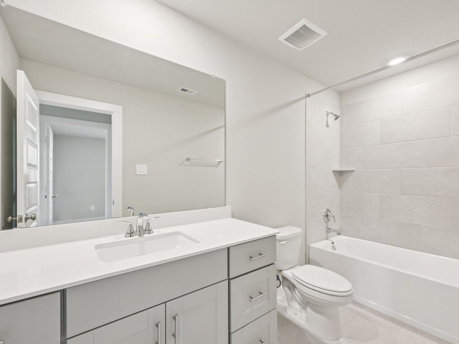 The Texoma floorplan in Glendale Lakes of Rosharon, TX.:Secondary Bathroom 2