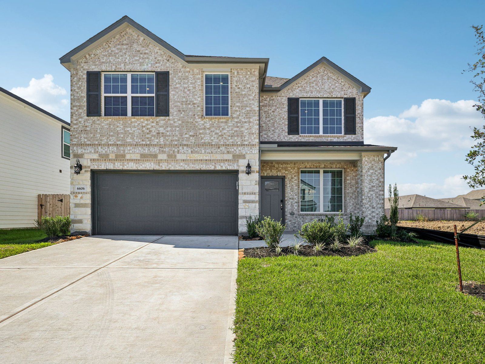 The Texoma floorplan in Glendale Lakes of Rosharon, TX.:Front Exterior