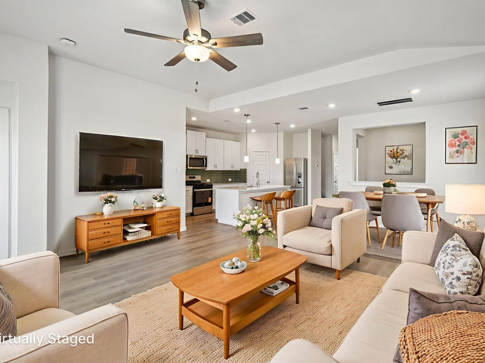 The Somerville floorplan in Glendale Lakes of Rosharon, TX.:Living Room