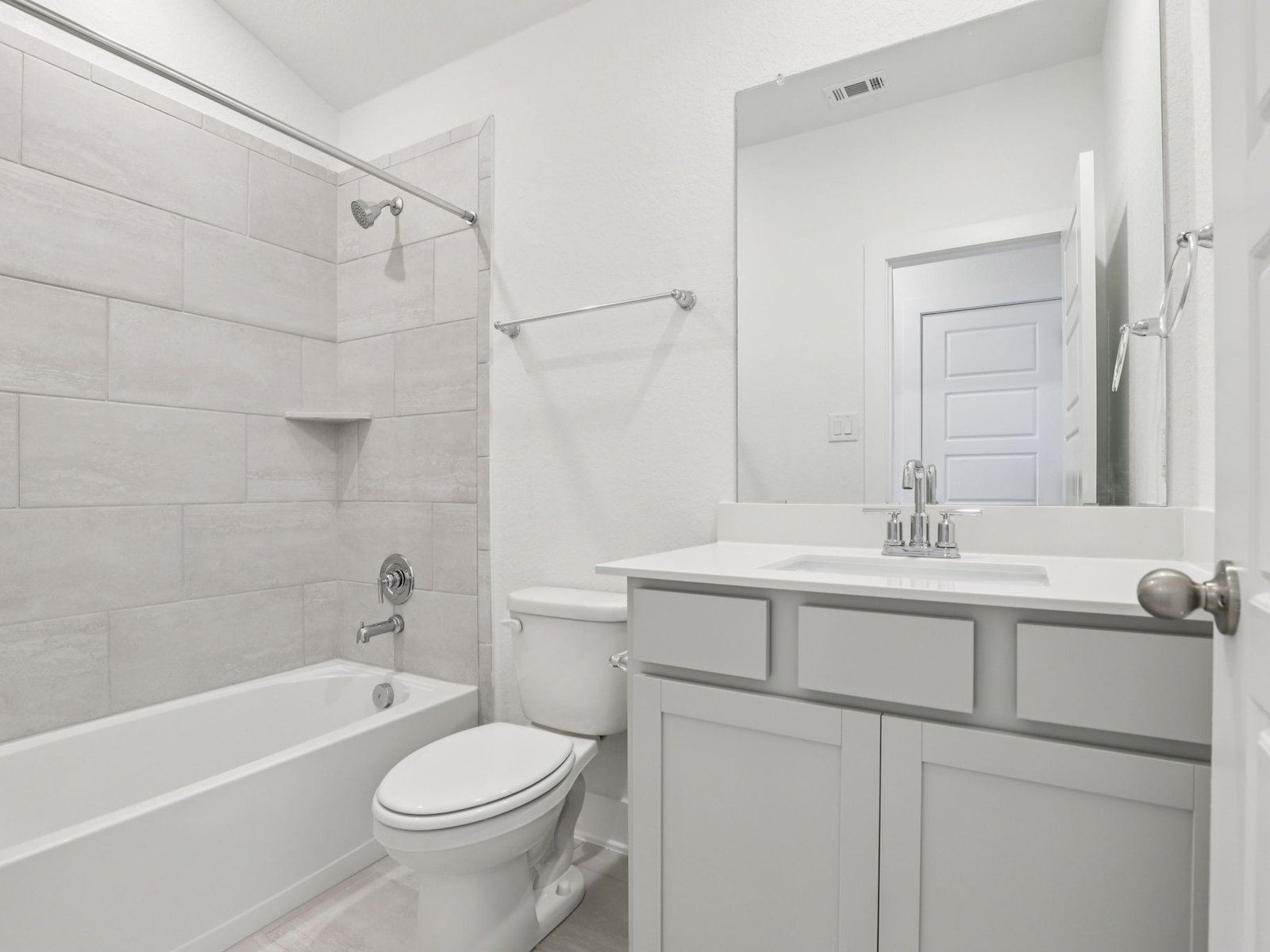 Secondary bathroom in the Callaghan floorplan at a Meritage Homes community.:Secondary Bathroom