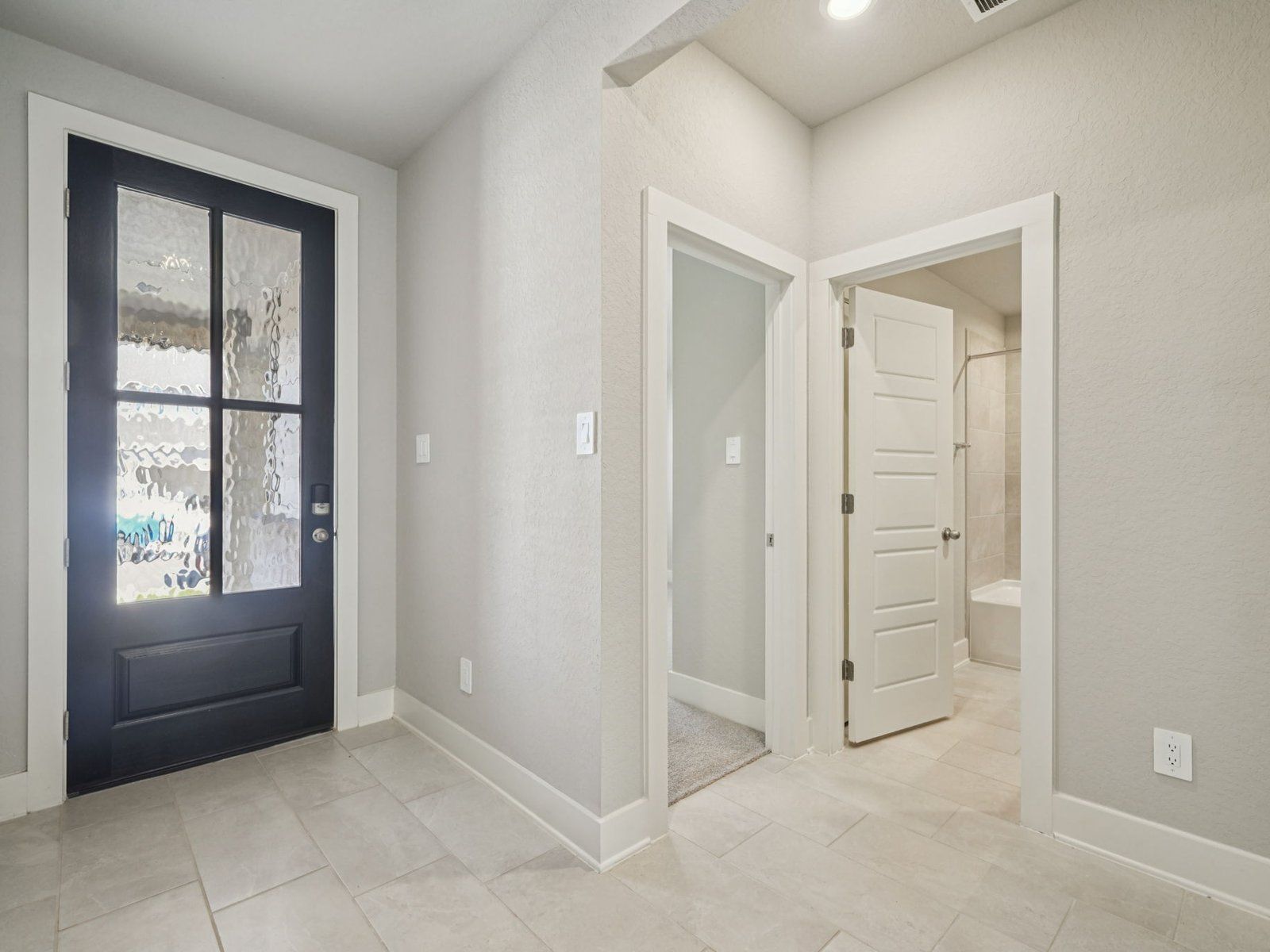 Entry of the Preston floorplan at a Meritage Homes community.:Entry