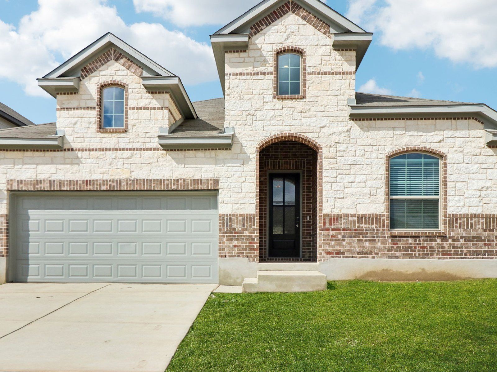 Front exterior of the Holly floorplan at a Meritage Homes community.:Front Exterior