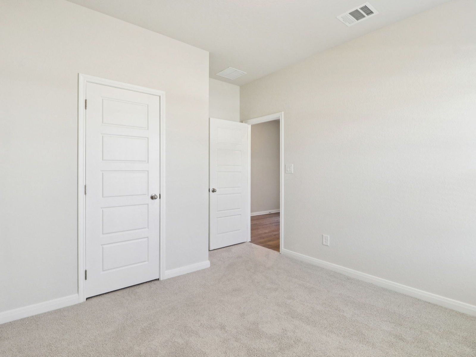 Guest bedroom in the Fitzhugh floorplan at a Meritage Homes community.:Guest Bedroom