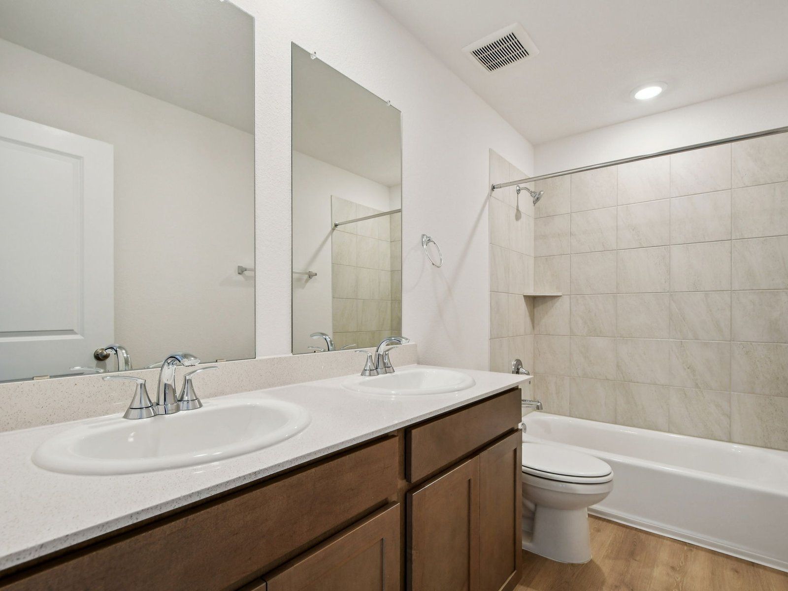 Secondary Bathroom:The Reynolds (890) Floorplan