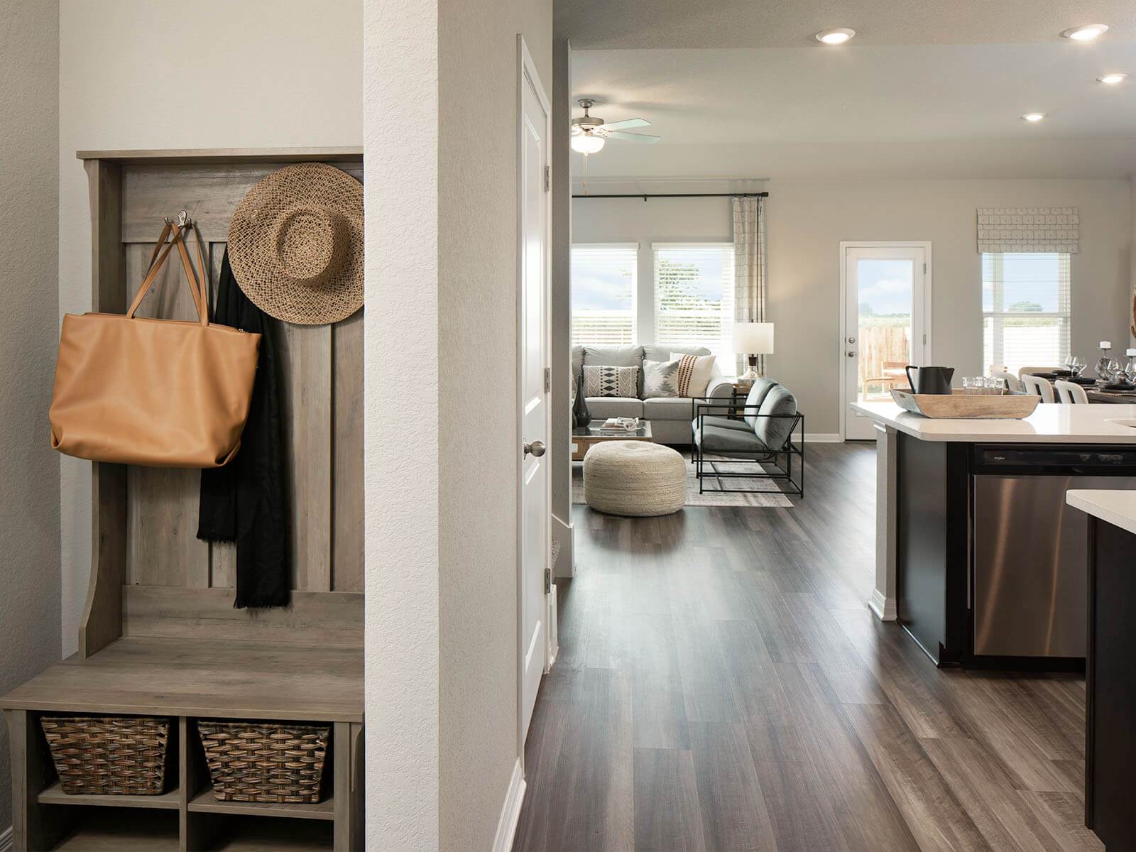 The owner's entry is an ideal place to store backpacks, jackets or shoes.:The owner's entry is an ideal place to store backpacks, jackets or shoes.