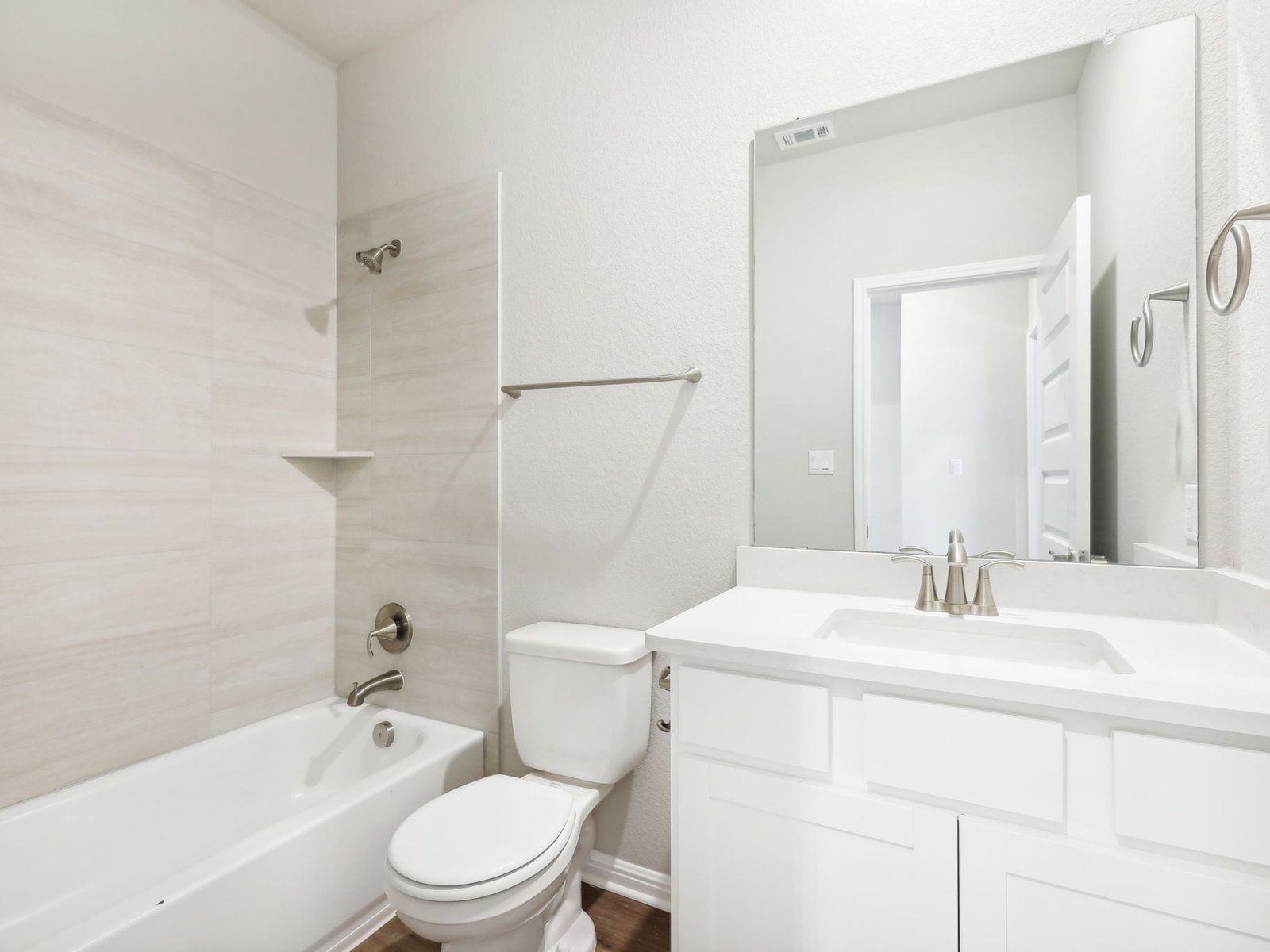 Secondary Bathroom:The Winedale (880) Floorplan