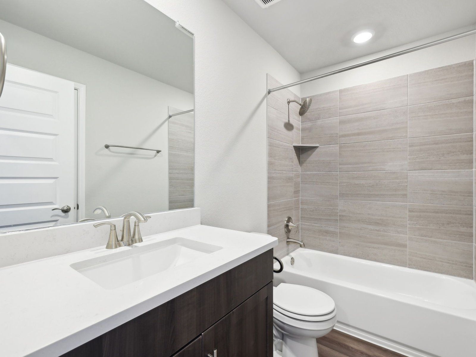 AUS_RiverbendatDoubleEagleBoulevard_Preston_SecondaryBathroom1_101BlythsHorn:Two of the secondary bedrooms are next to each other with a bathroom in between.