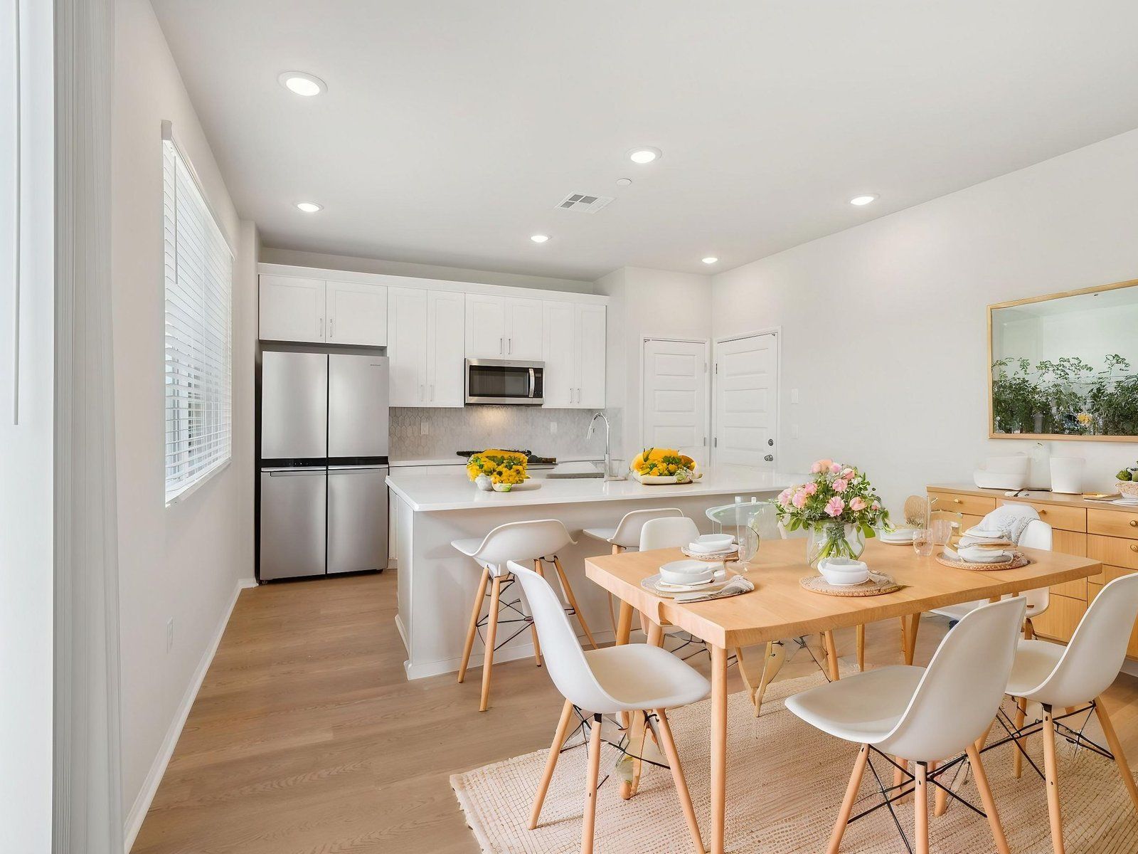 SCA_Willow-at-Live-Oak_3424_Divine-4.0_Dining-Room_2132-Bergamot-Street:SCA_Willow-at-Live-Oak_3424_Divine-4.0_Dining-Room_2132-Bergamot-Street