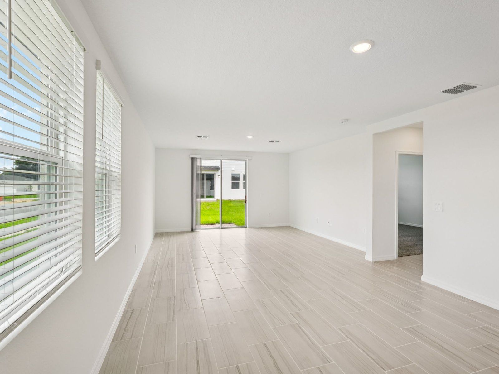 The Acadia floorplan at 911 Donahue Pass.:7-custom-Orlando-Hamilton Bluff- 911 Donahue Pass Lake Hamilton Florida 33851-007.jpg