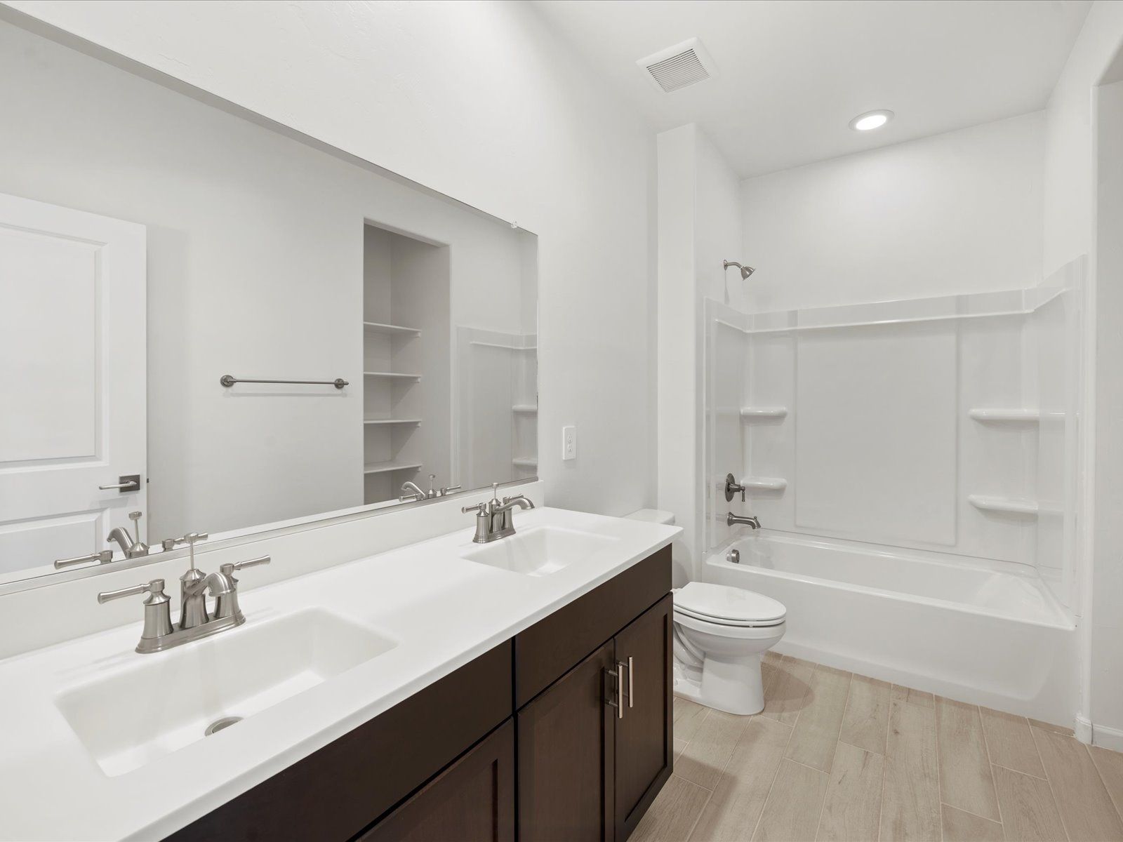 Welcome to the 2110 floorplan.:Secondary Bathroom