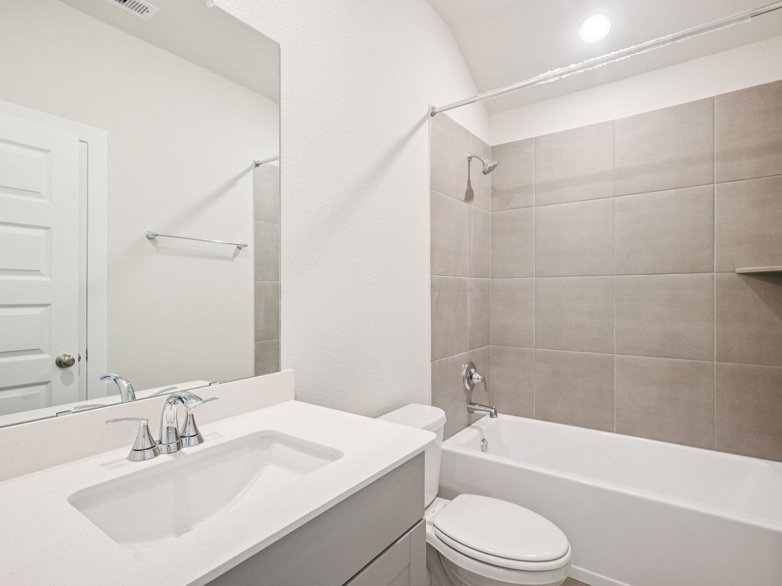 The Preston floorplan in Massey Oaks of Pearland, TX.:Bathroom