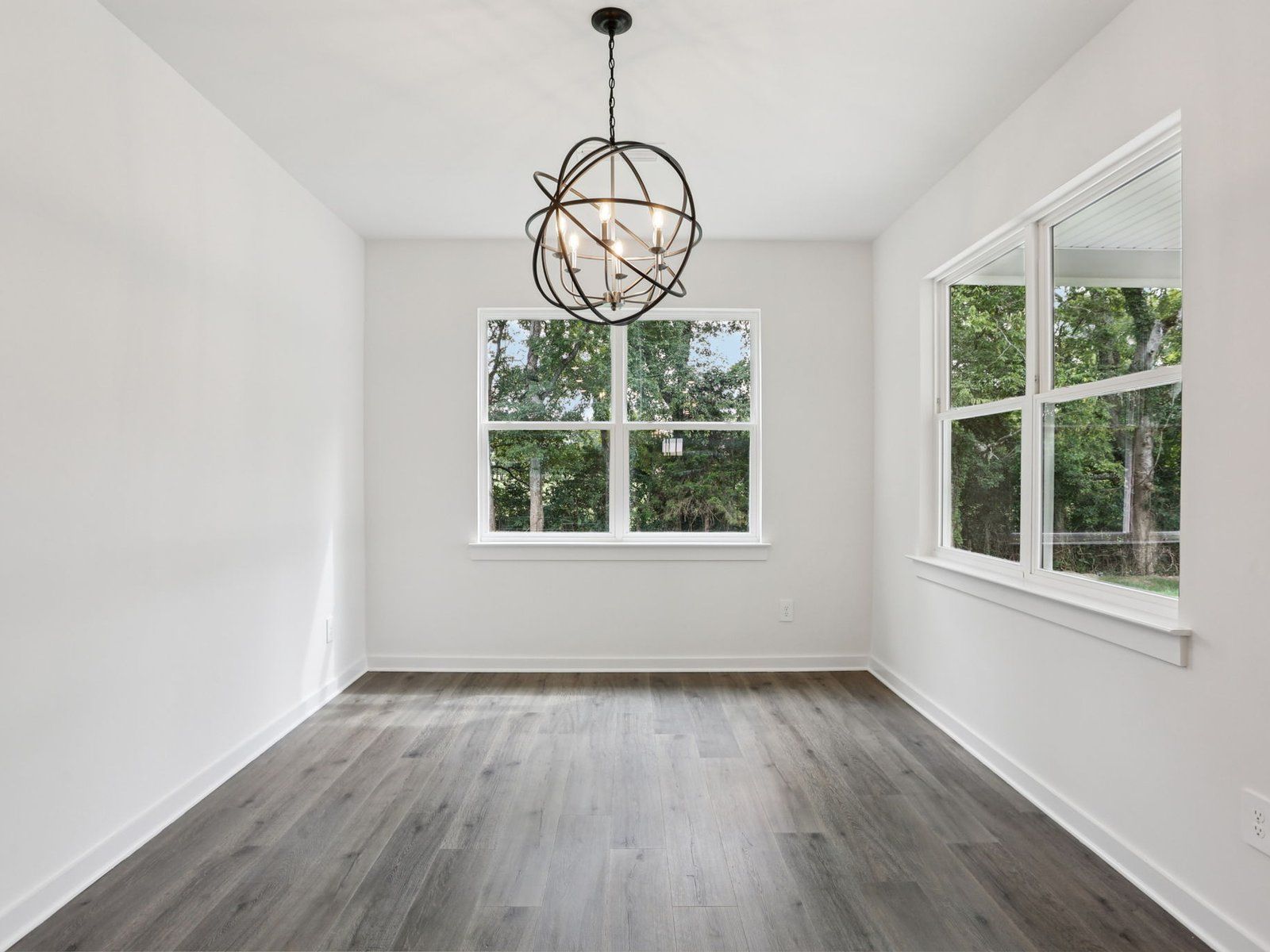 The open-concept floorplan allows for an easy flow between the kitchen and dining areas.:Dining