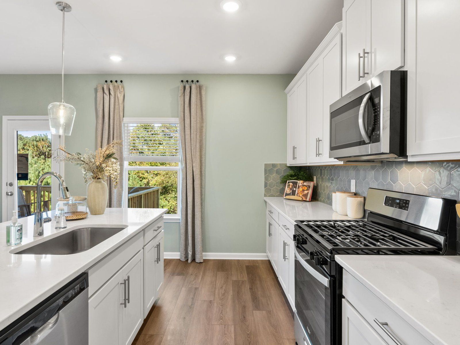 Kitchen:Cook your favorite meals in the stunning, modern kitchen.