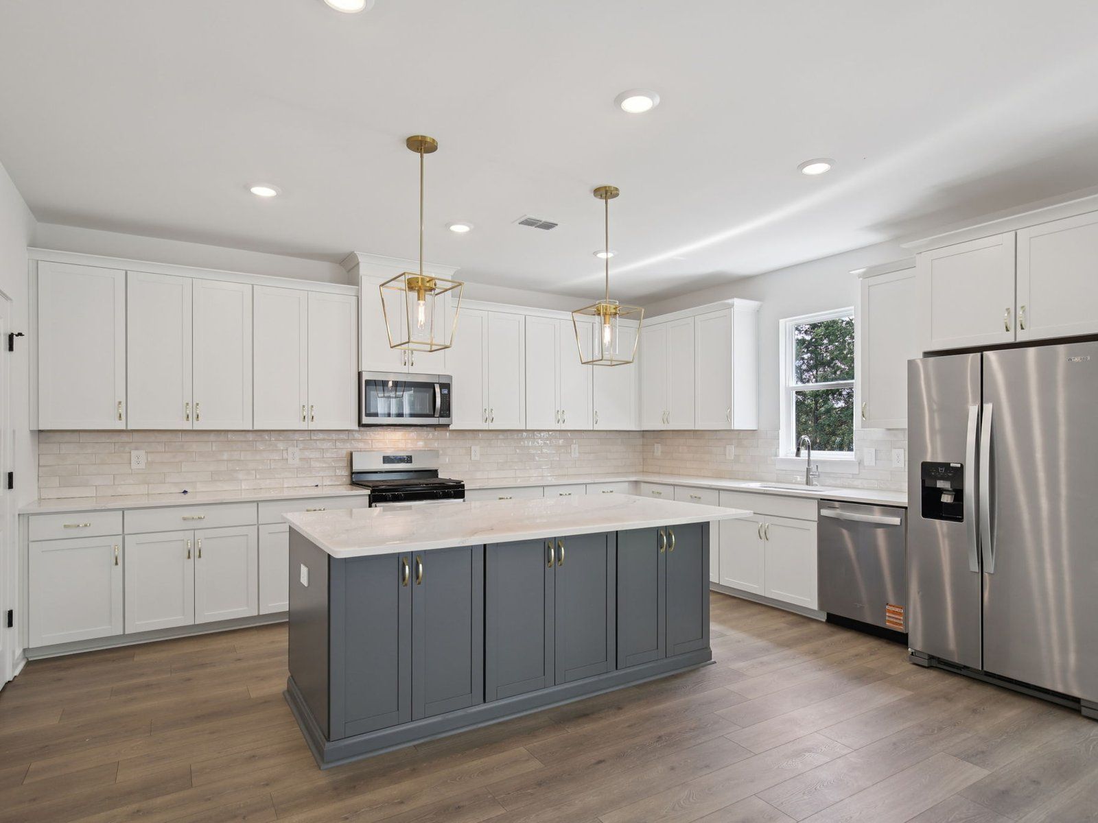 Kitchen:Skip takeout and prep dinner in the well-appointed kitchen.
