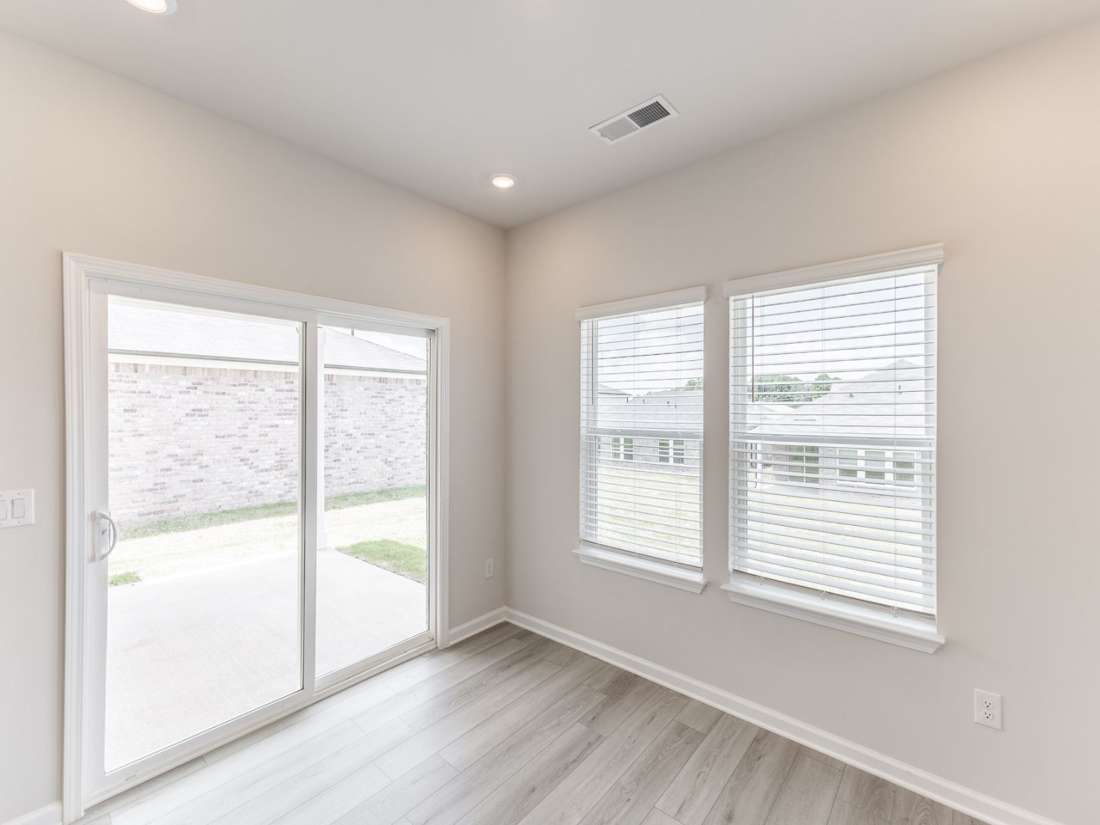 The Dallas floorplan with the Fresh White interior package.:Dining Room