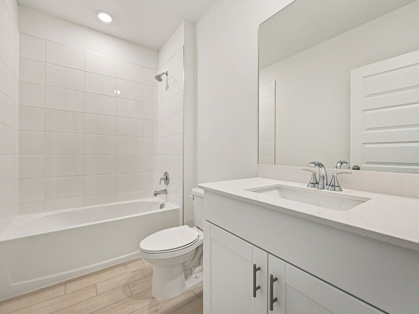 Secondary bathroom:Secondary bathroom