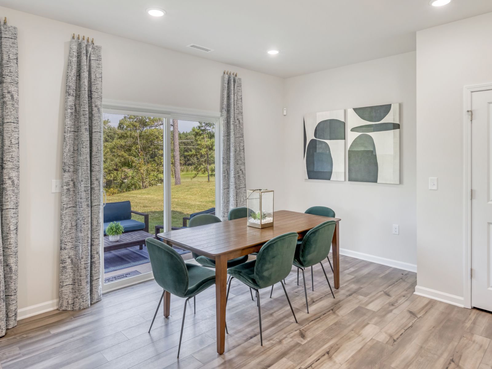 RAL_OakManor_Lennon_Dining_107AcornGroveRoad_Model:RAL_OakManor_Lennon_Dining_107AcornGroveRoad_Model