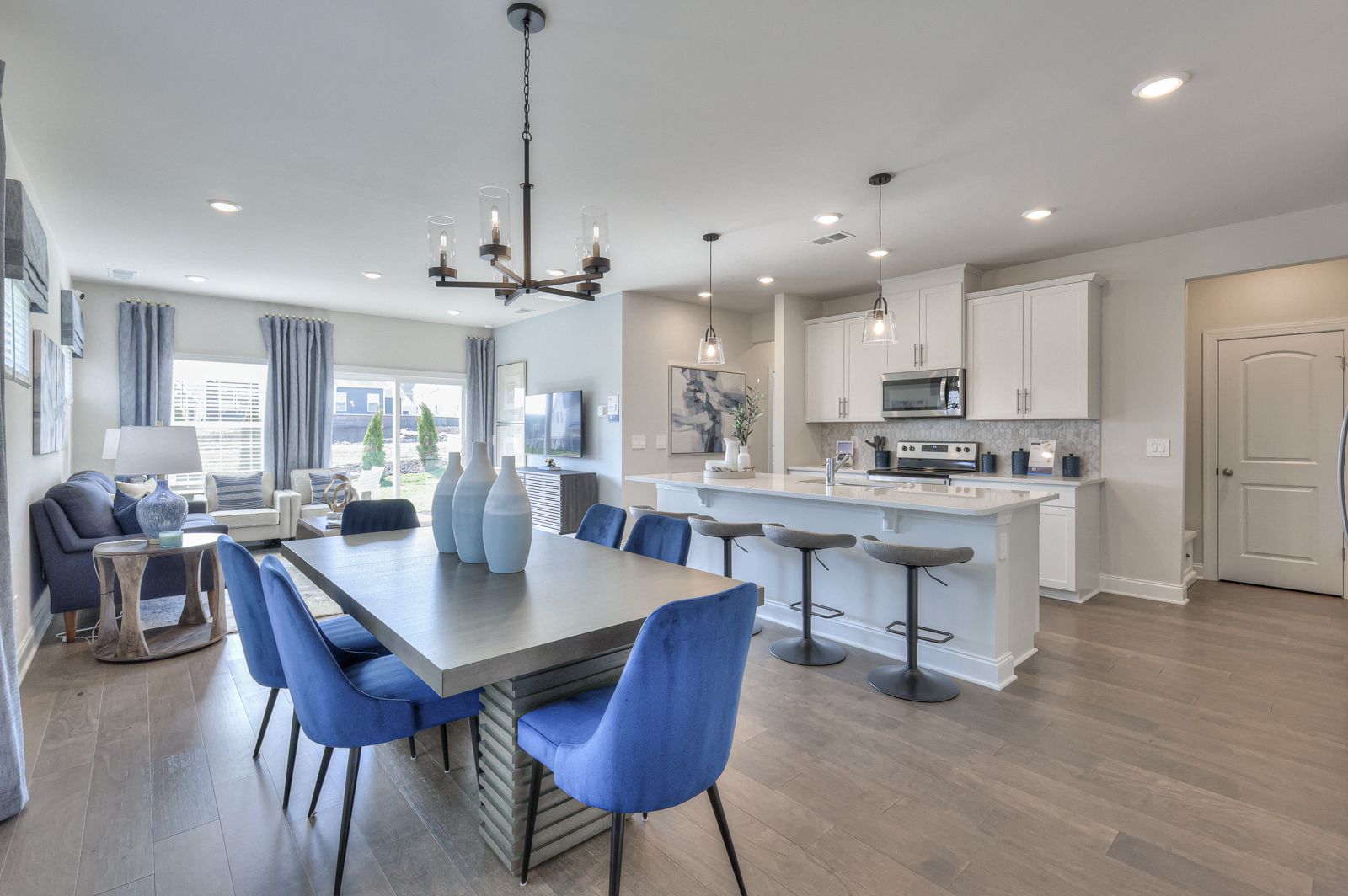 The stunning open-concept floorplan allows for an easy flow between the kitchen and dining area:The stunning open-concept floorplan allows for an easy flow between the kitchen and dining area