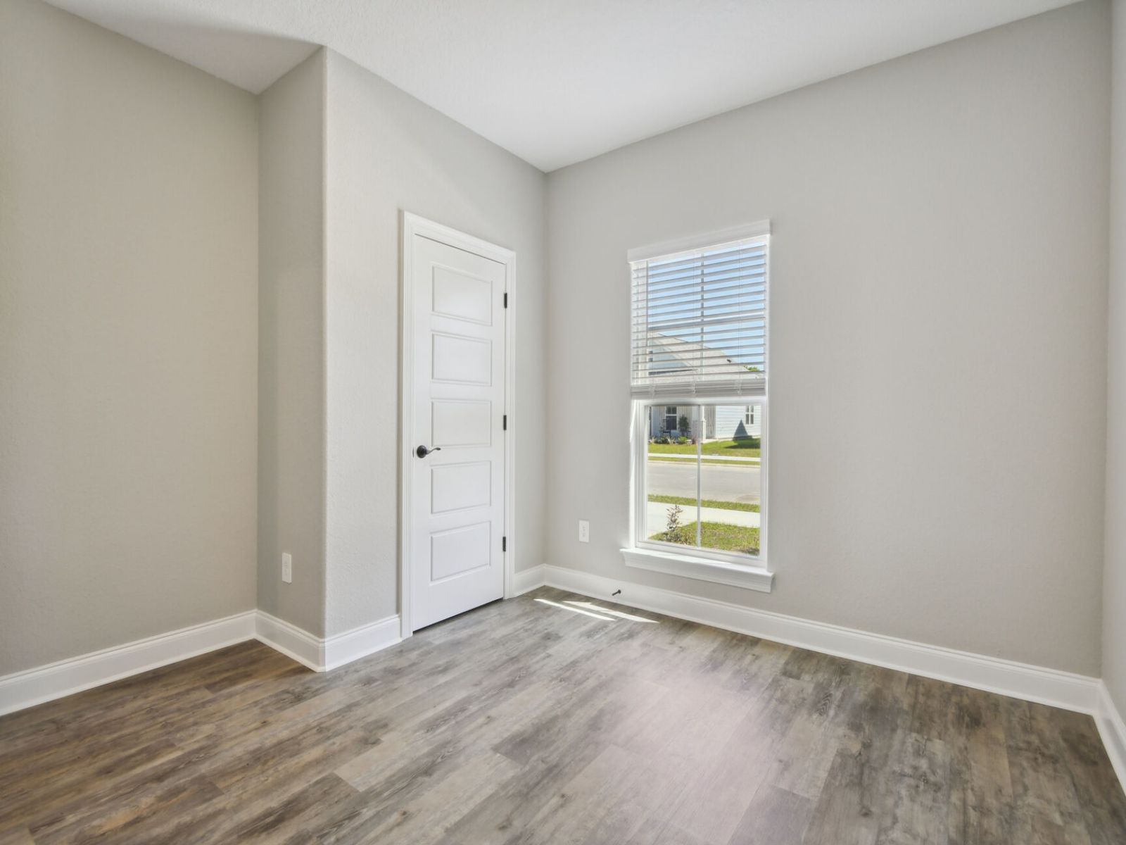GLF_ElliottHomes_Royale_E172_Bed2.jpg:Secondary bedroom in the Royale floorplan at a Meritage Homes community in Gulfport, MS.