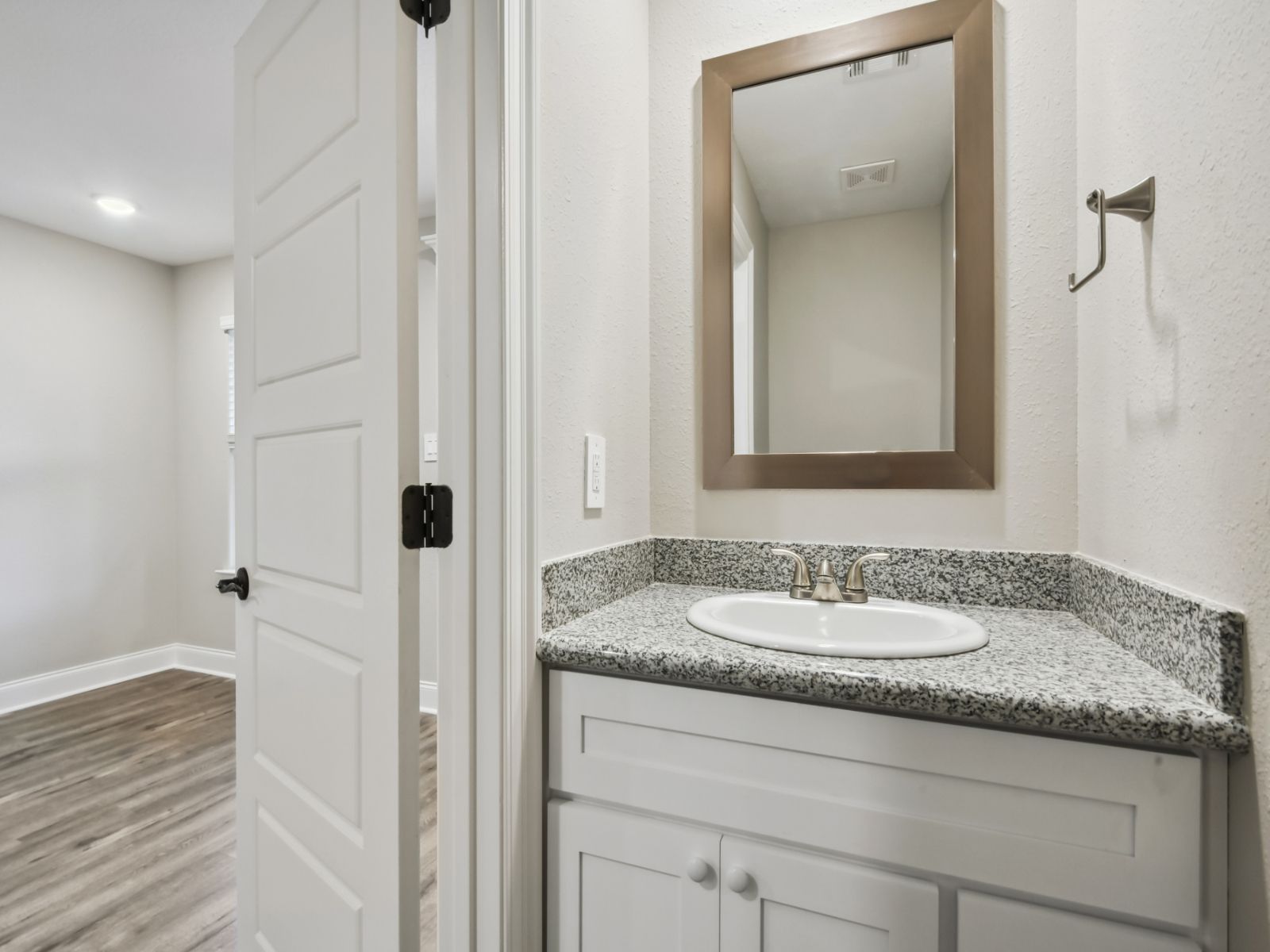 Secondary Bathroom:Secondary bathroom in the Parker floorplan at a Meritage Homes community in Gulfport, MS.