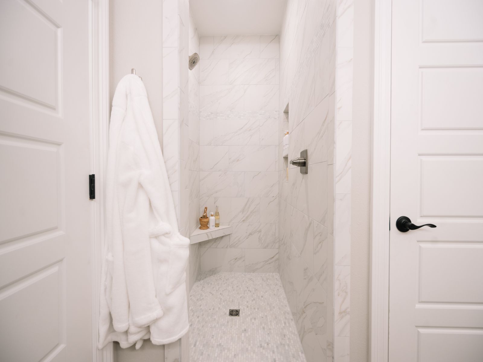 GLF_ElliottHomes_Coral_K255_PrimaryBath2.jpg:Primary bathroom in the Coral floorplan at a Meritage Homes community in Gulfport, MS.