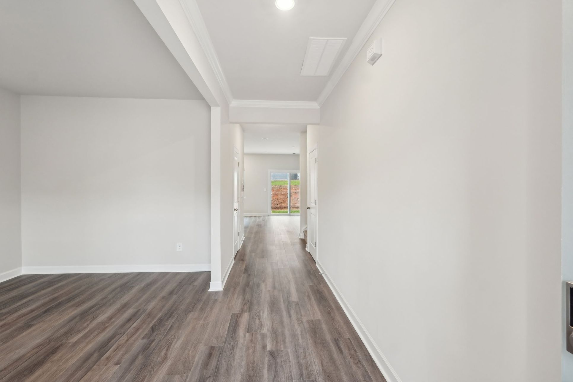 Entry:Step inside the Dakota floorplan.