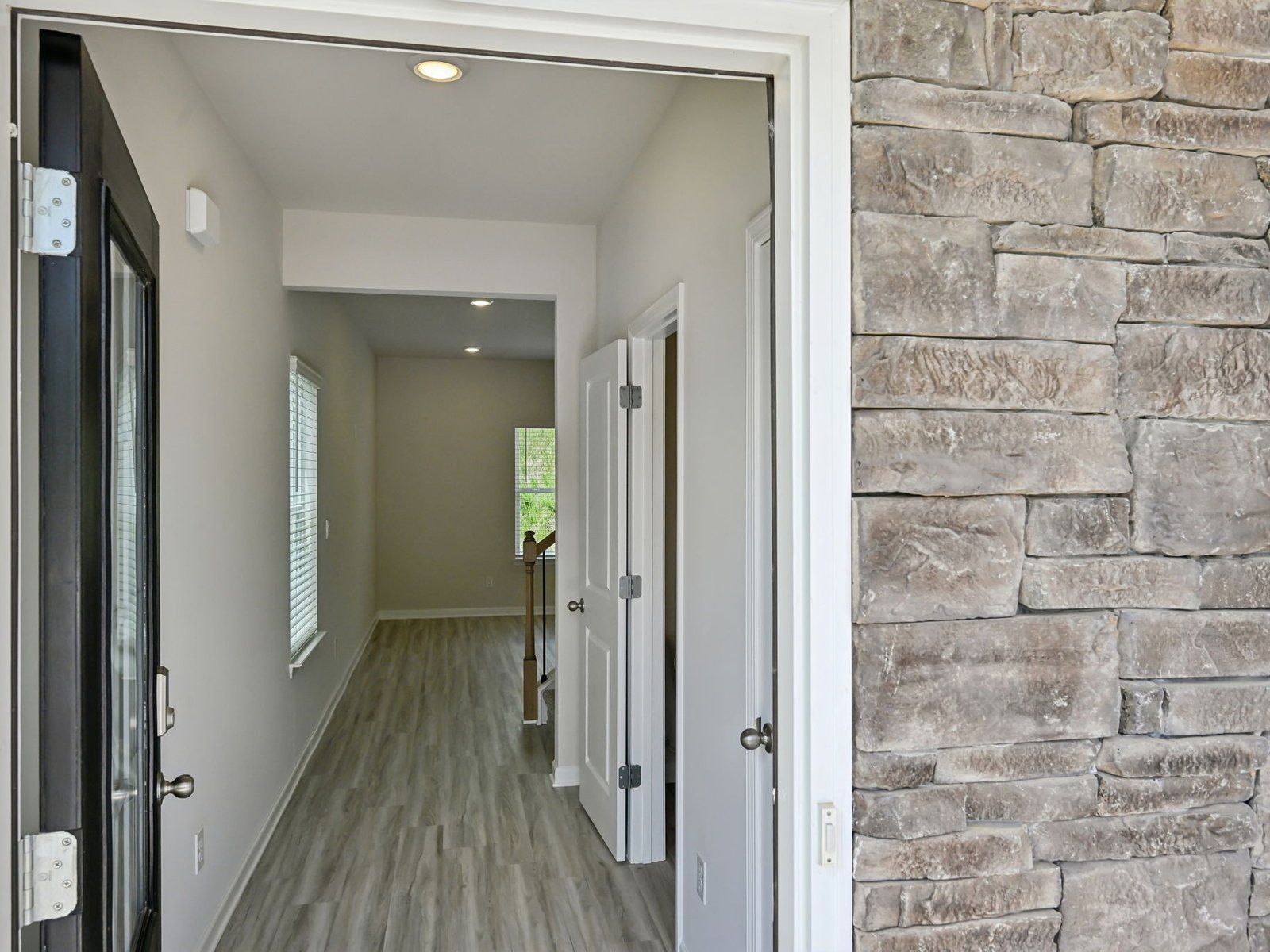 The Dallas floorplan with the Calm Latte interior package.:Entry