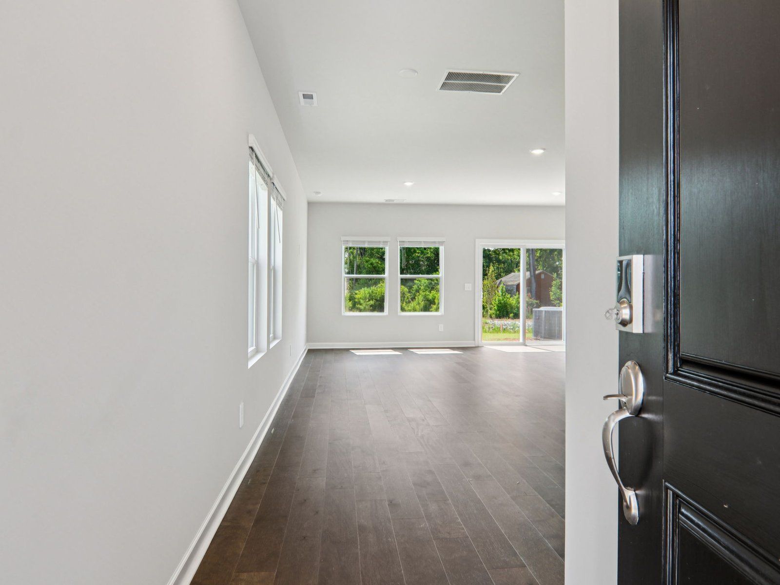 Entry:Step inside the 3-bed, 2.5-bath Pearl floorplan.