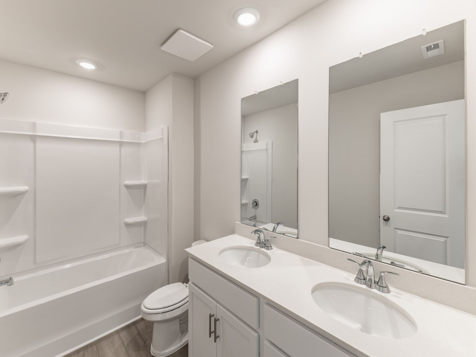 Secondary Bathroom in the Dakota floorplan with the Elemental White interior package.:Secondary Bathroom