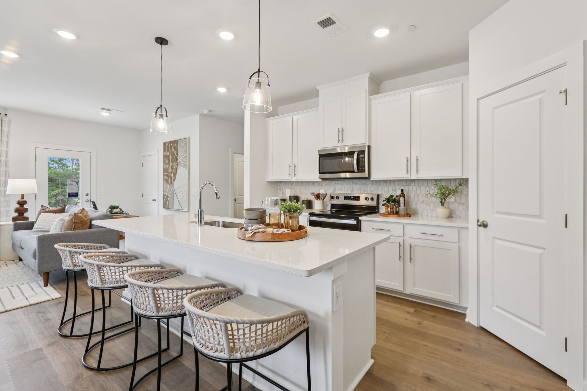 Kitchen:Skip takeout and prep dinner in the well-appointed ktichen.