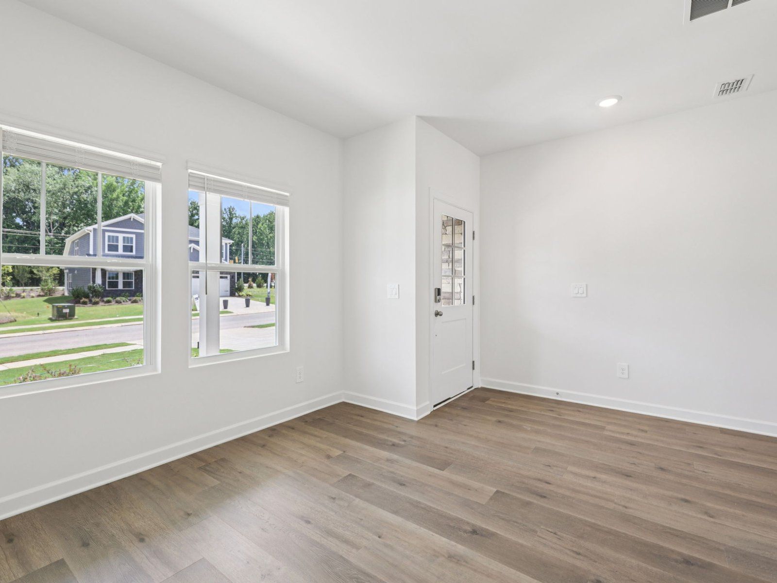 Flex Room:Turn the flex room into a dining area or customize the space for your home office.