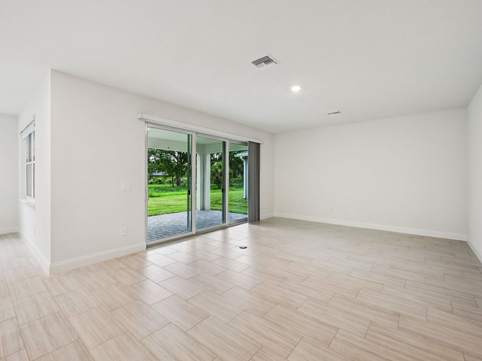 The Coral floorplan at 5649 Hampton Park Cir:Great room