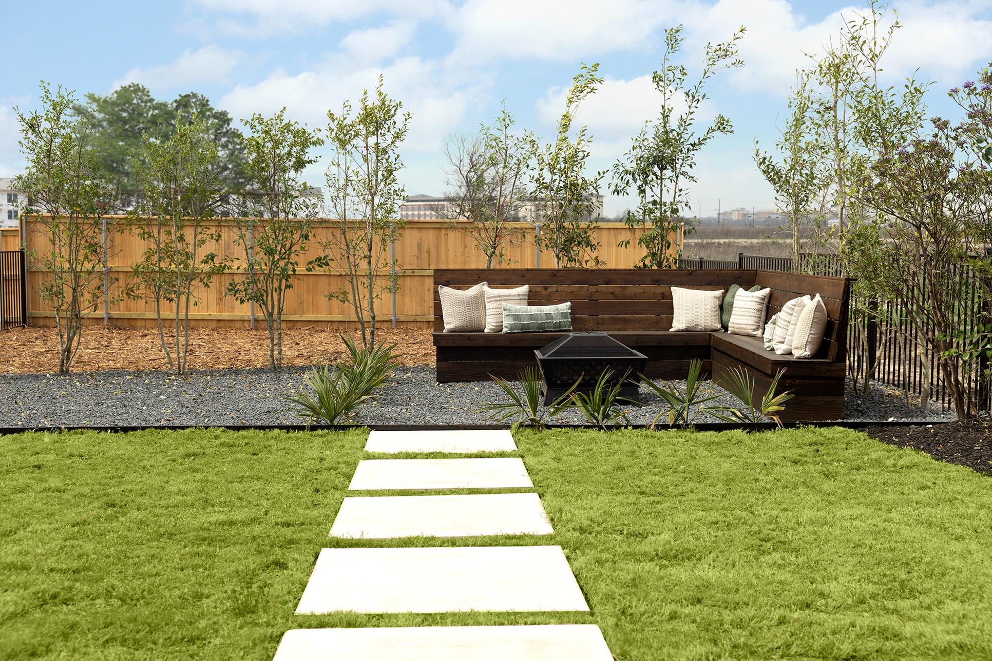 Avery-Centre-Andrew-backyard-2000x1334-Risewell-Homes