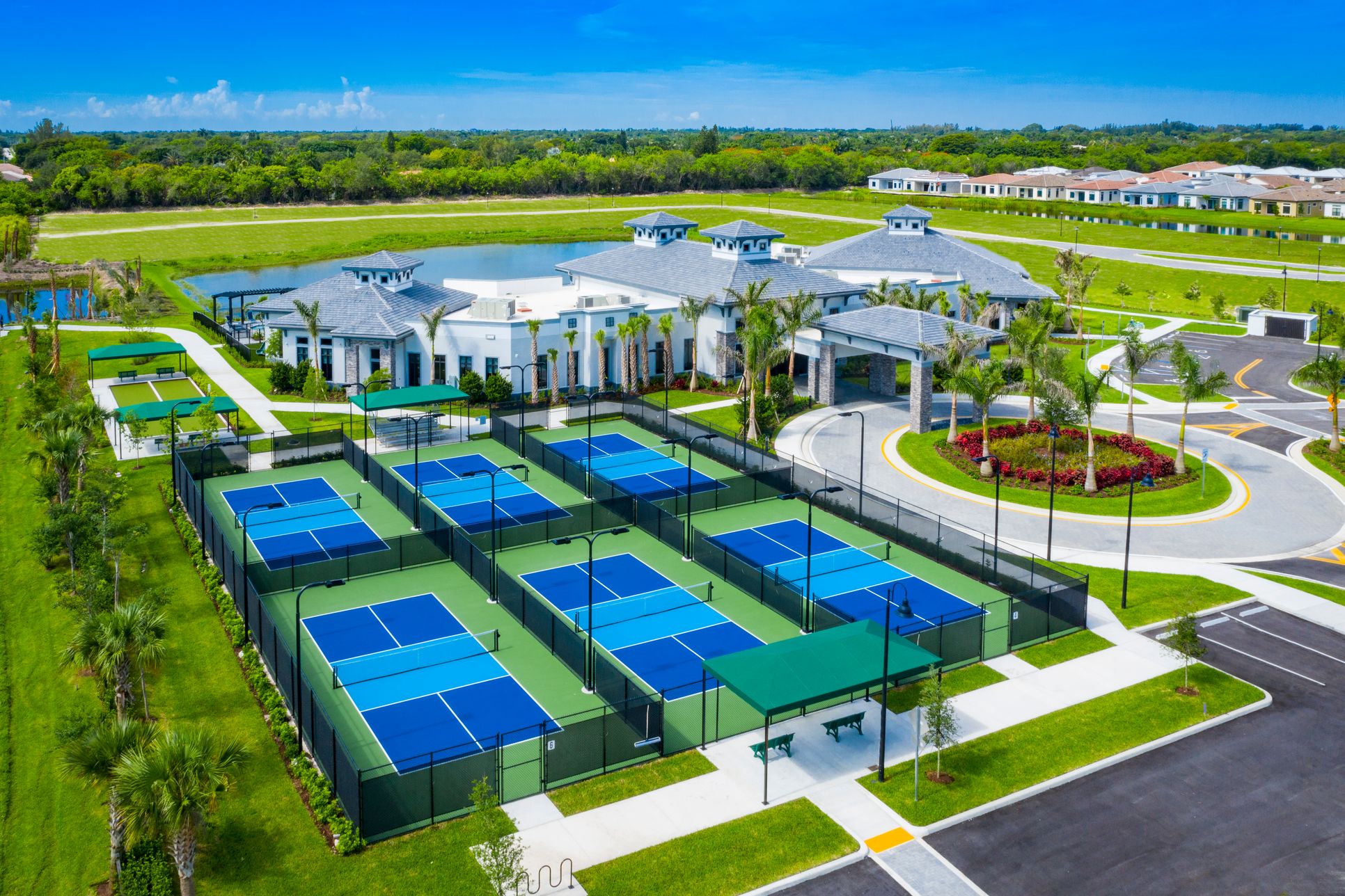 CONTEMPORARY CLUBHOUSE AND WORLD-CLASS AMENITIES