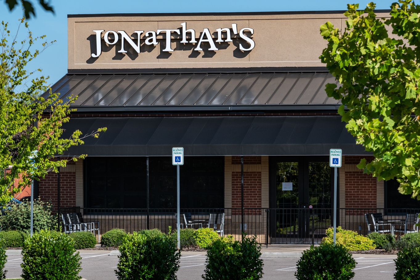 Live, Work, and Play at Windsong!:Walk to the Shops at Windsong - a shopping area located within the community. Imagine being able to walk to get your groceries at Publix! Plus, a Starbucks, Jonathan's Grille and more are coming soon!