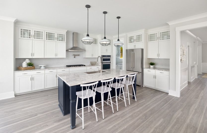 Primrose:Gorgeous white Kitchen with a dark blue Kitchen island
