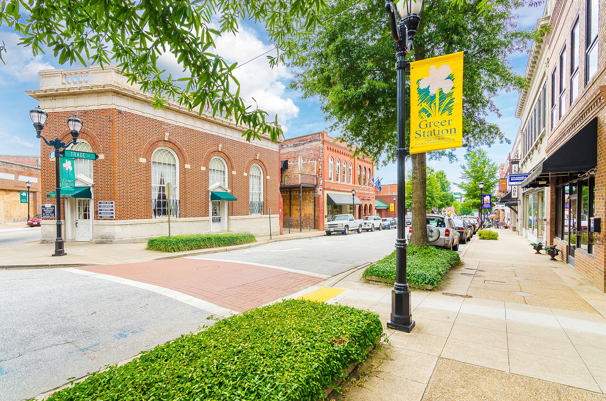10 minutes to vibrant Downtown Greer! Explore popular restaurants, shoping, coffee shops and more!
