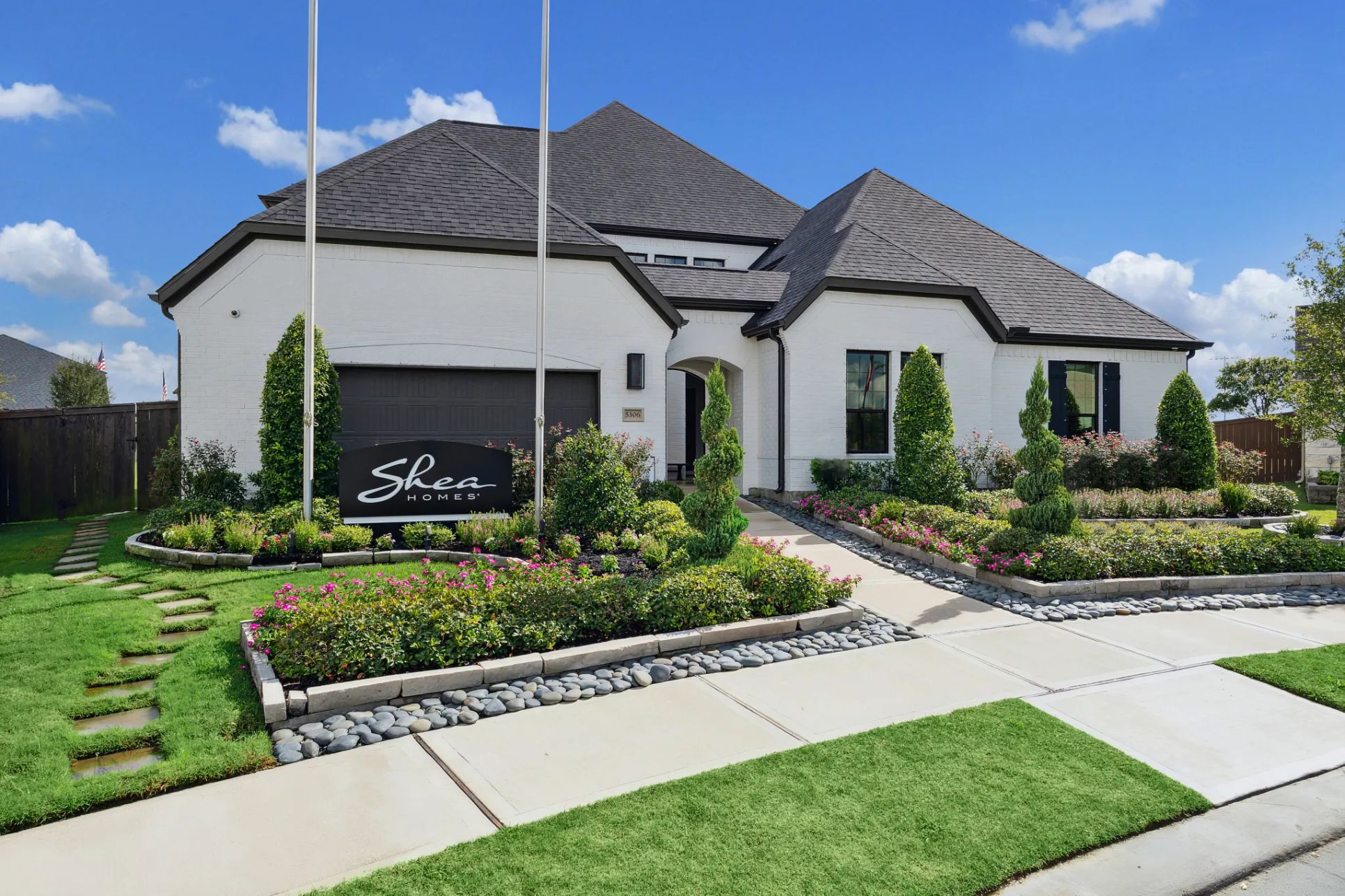 Front yard exterior:Plan 6020 model exterior