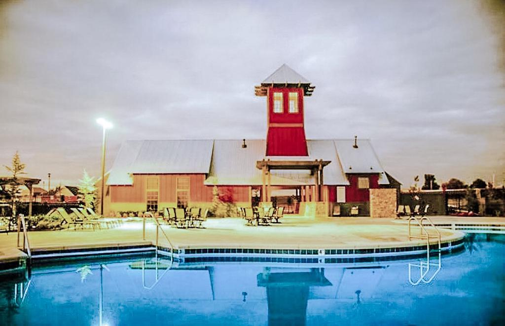 PH - Pool and Clubhouse17