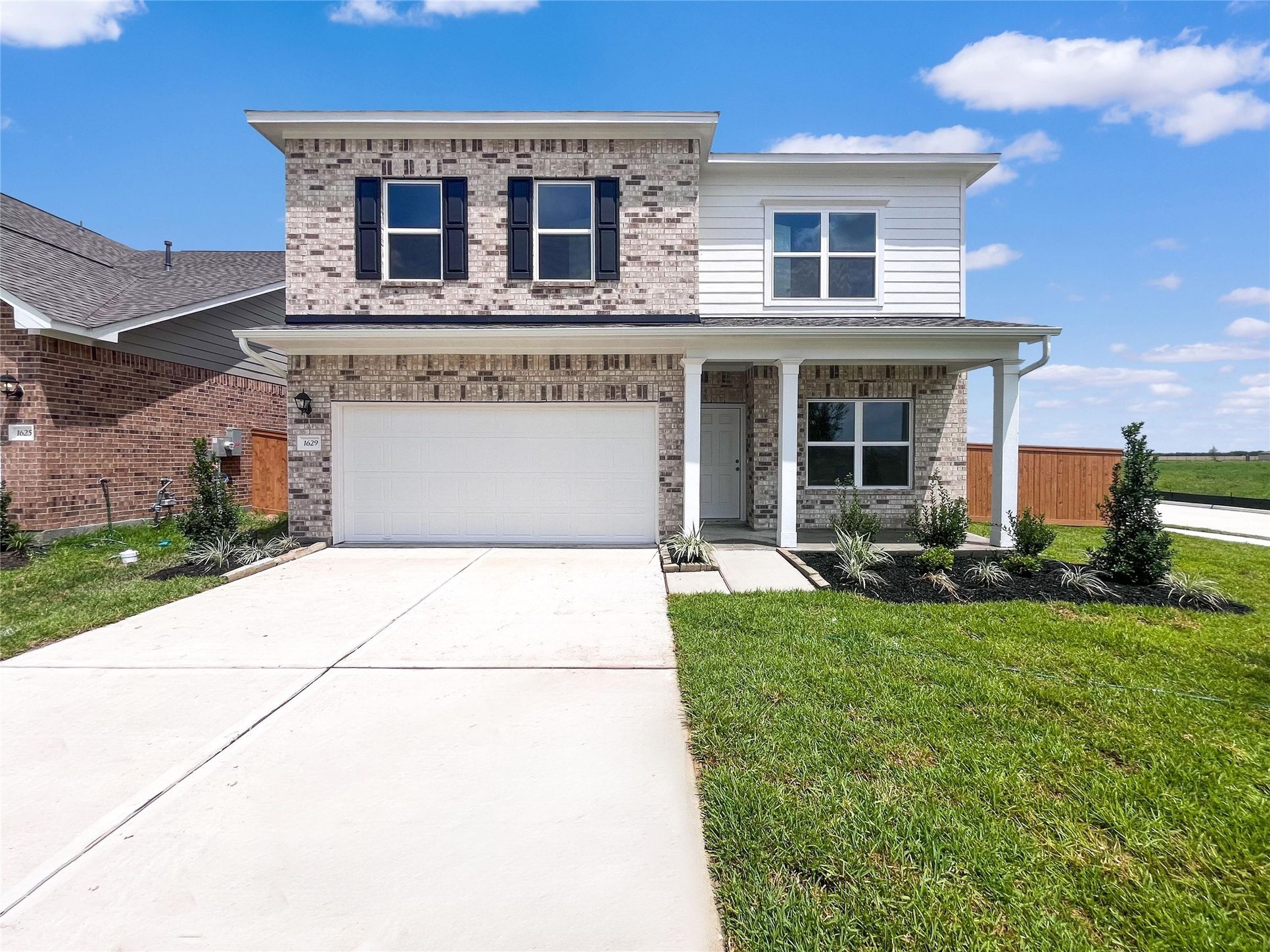 Exterior:The Waring III- Front Exterior