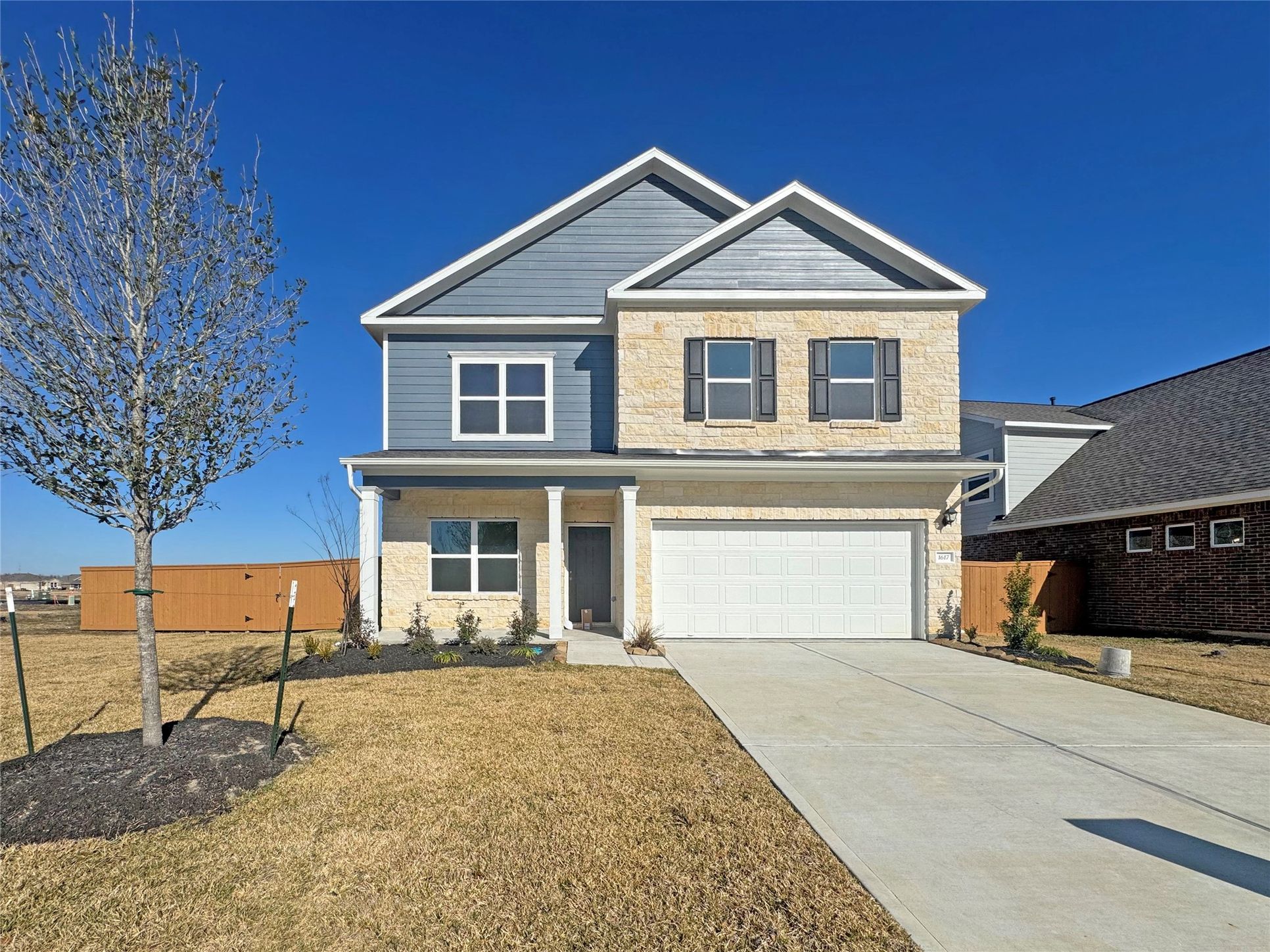 Exterior:The Waring III- Front Exterior