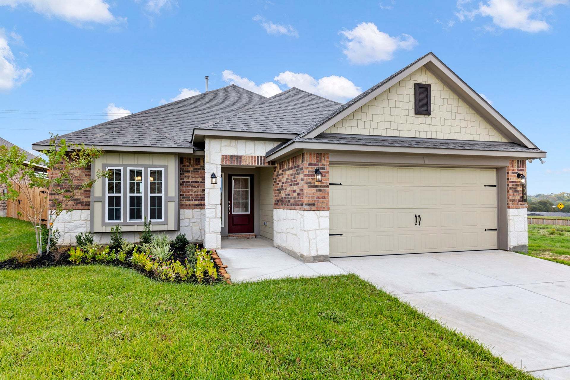 Exterior:https://myhome.anewgo.com/client/stylecraft/community/Our%20Plans/plan/1613%20%7C%20Blakely%20Classic?elevId=54