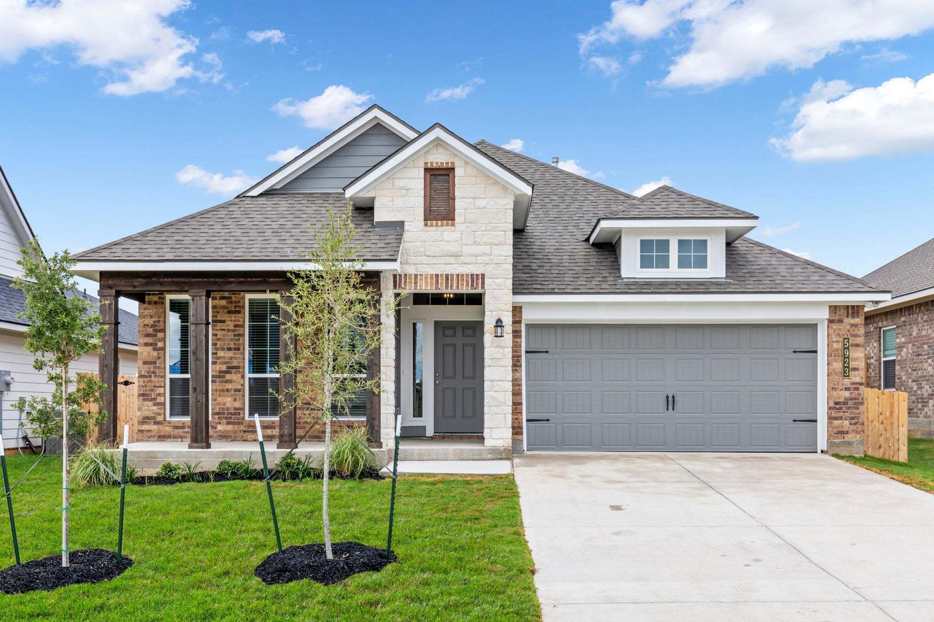Exterior:https://myhome.anewgo.com/client/stylecraft/community/Our%20Plans/plan/1818%20%7C%20Sloane%20Classic?elevId=32