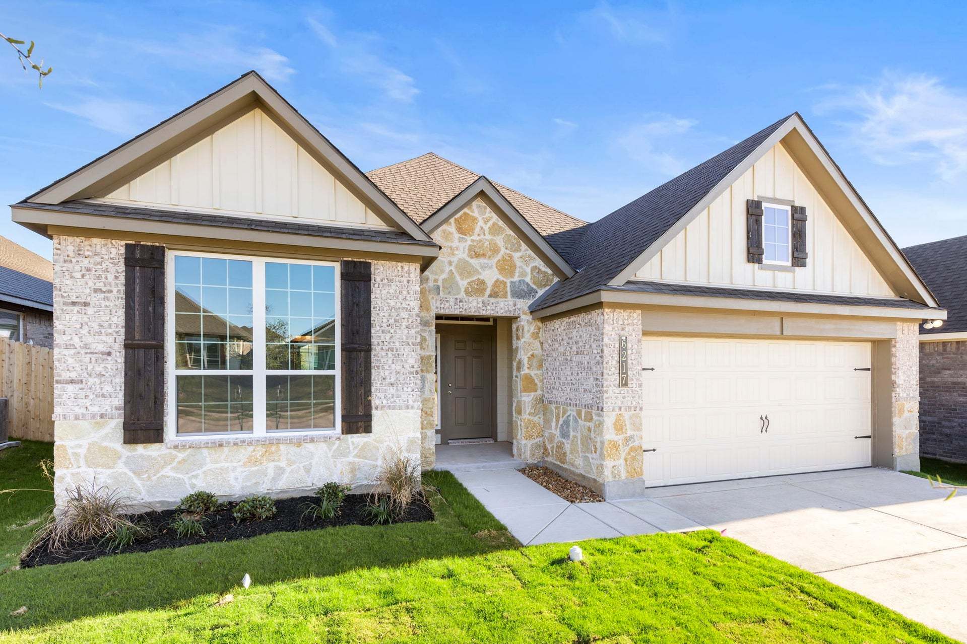 Exterior:https://myhome.anewgo.com/client/stylecraft/community/Our%20Plans/plan/2082%20%7C%20Kent%20Classic?e