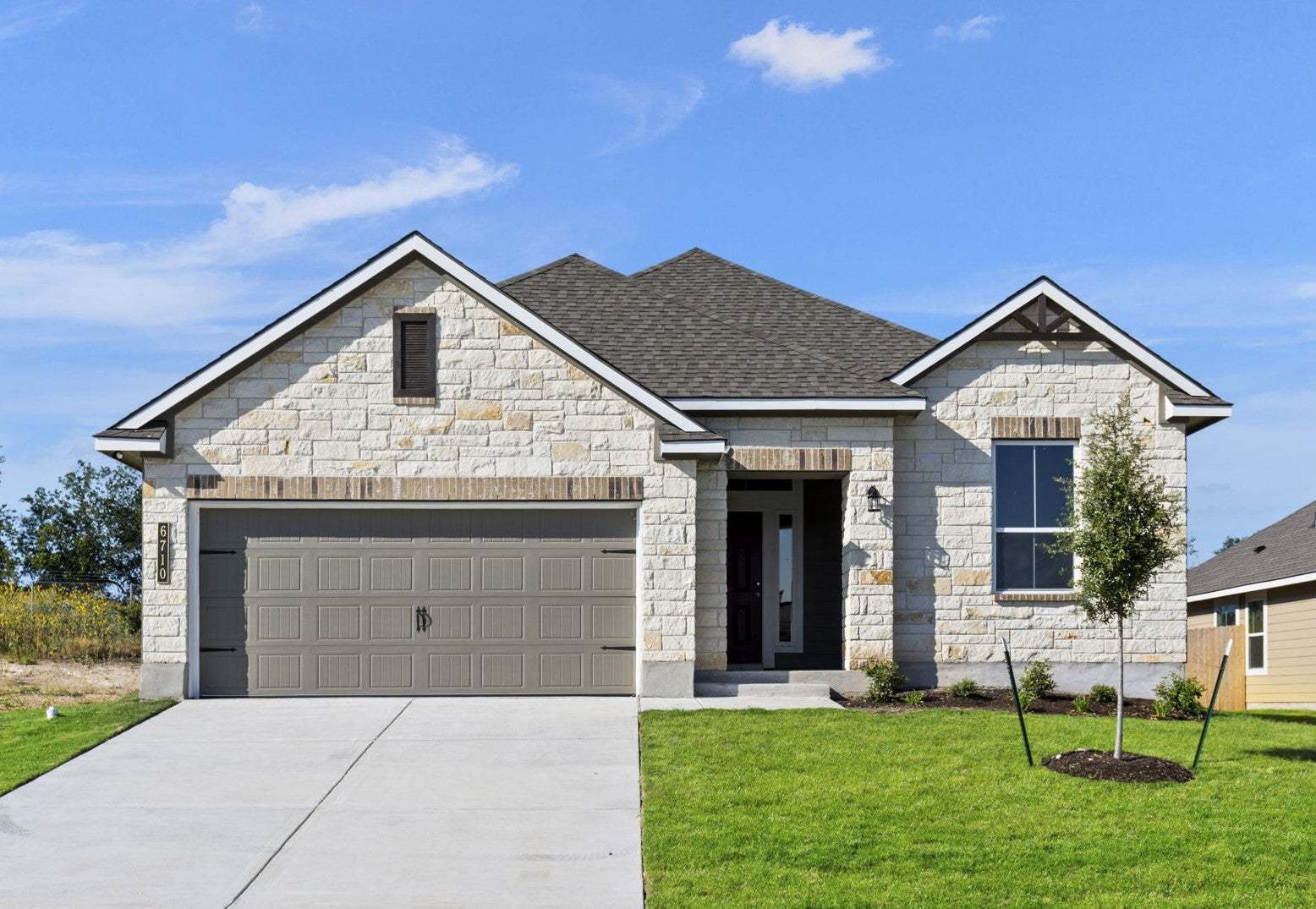 Exterior:https://myhome.anewgo.com/client/stylecraft/community/Our%20Plans/plan/2082%20%7C%20Kent%20Classic?elevId=47