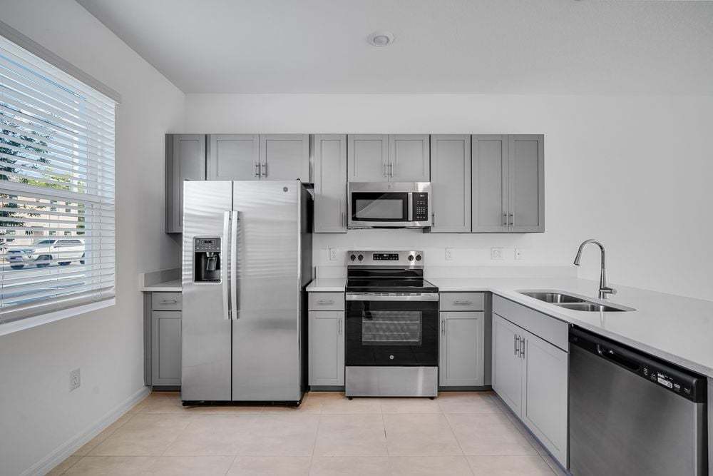 hj-fl-sarasota-the-townhomes-at-skye-ranch-ivy-lot-2441-kitchen-005