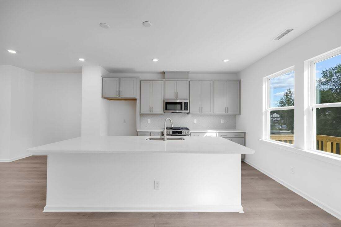 hj-nc-raleigh-silverstone-greystone-lot-27-kitchen-01