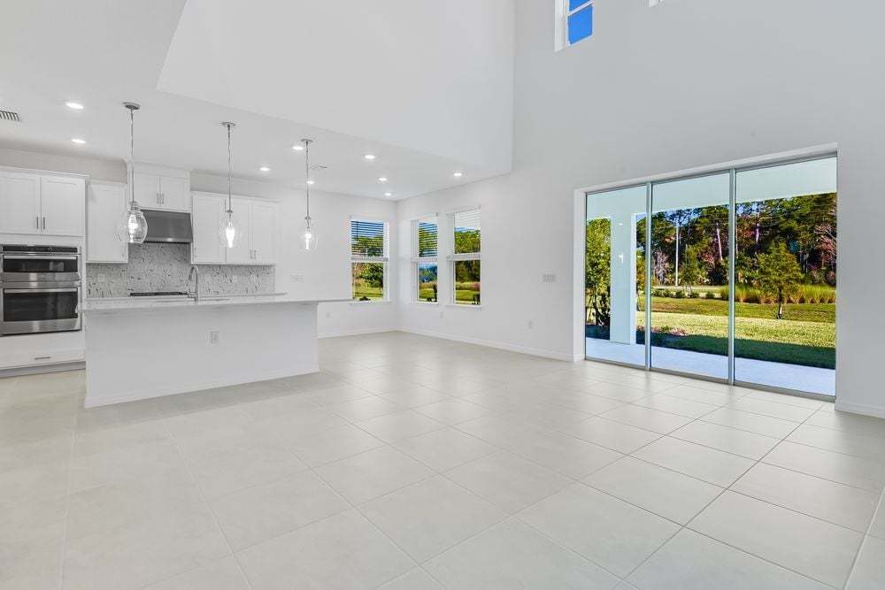 hj-fl-orlando-ardisia-park-bahama-lot-42-tv-lounge-to-dining-area-001